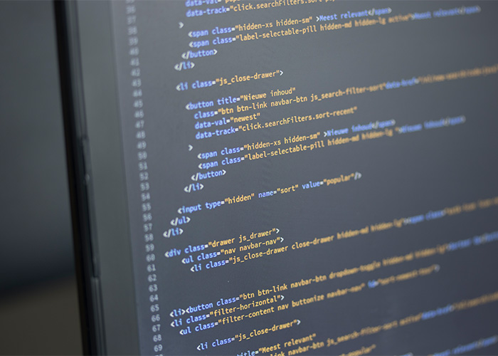 Nahaufnahme eines Bildschirms mit HTML- oder CSS-Codezeilen.